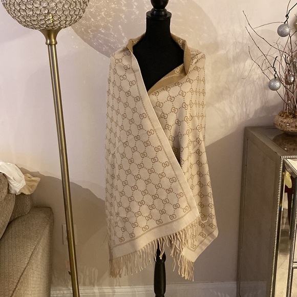 - 𝅺Gucci cashmere/silk wrap - Picture 4 of 7